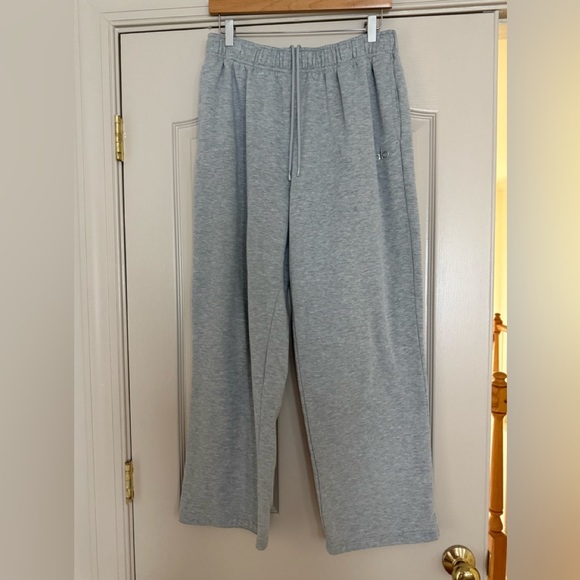 Alo Yoga Accolade Women's straight leg Athletic Heather Gray Sweatpants size L - Picture 4 of 6